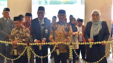 Prosesi pemotongan pita peresmian Ibrahim Tower RS Roemani Muhammadiyah Semarang oleh Ketua Umum PP Muhammadiyah Haedar Nashir, Direktur Utama RS Roemani Semarang Sri Mulyani, Ketua PWM Jateng Tafsir, dan para tokoh lainnya.