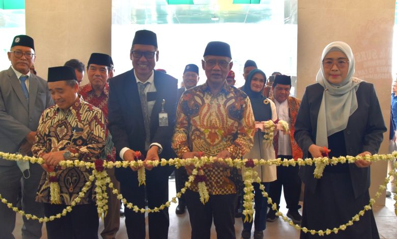 Prosesi pemotongan pita peresmian Ibrahim Tower RS Roemani Muhammadiyah Semarang oleh Ketua Umum PP Muhammadiyah Haedar Nashir, Direktur Utama RS Roemani Semarang Sri Mulyani, Ketua PWM Jateng Tafsir, dan para tokoh lainnya.