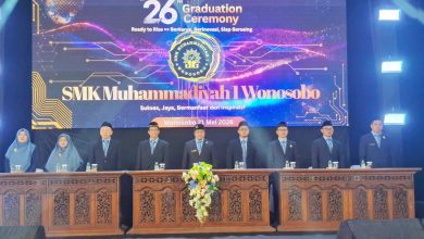 Jajaran senat sekolah dan pimpinan daerah berdiri di atas panggung utama prosesi Wisuda SMK Mutu Wonosobo 2026