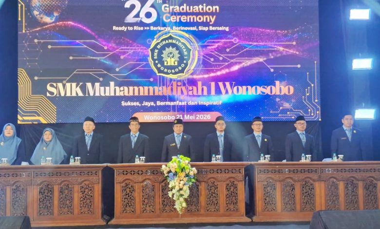 Jajaran senat sekolah dan pimpinan daerah berdiri di atas panggung utama prosesi Wisuda SMK Mutu Wonosobo 2026