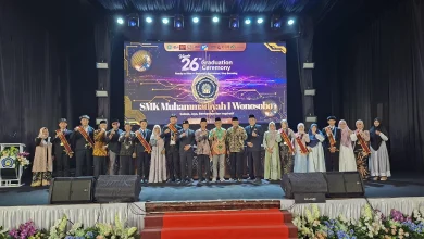 Para siswa berprestasi peraih Penghargaan SMK Mutu Wonosobo 2026 foto bersama jajaran pimpinan daerah di atas panggung