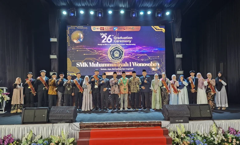 Para siswa berprestasi peraih Penghargaan SMK Mutu Wonosobo 2026 foto bersama jajaran pimpinan daerah di atas panggung