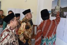 Ketua Umum PP Muhammadiyah Haedar Nashir bersama jajaran PWM Jateng meninjau maket pembangunan Gedung PWM Jateng di Semarang.