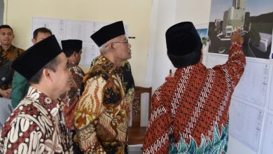 Ketua Umum PP Muhammadiyah Haedar Nashir bersama jajaran PWM Jateng meninjau maket pembangunan Gedung PWM Jateng di Semarang.