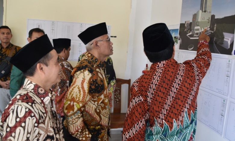 Ketua Umum PP Muhammadiyah Haedar Nashir bersama jajaran PWM Jateng meninjau maket pembangunan Gedung PWM Jateng di Semarang.