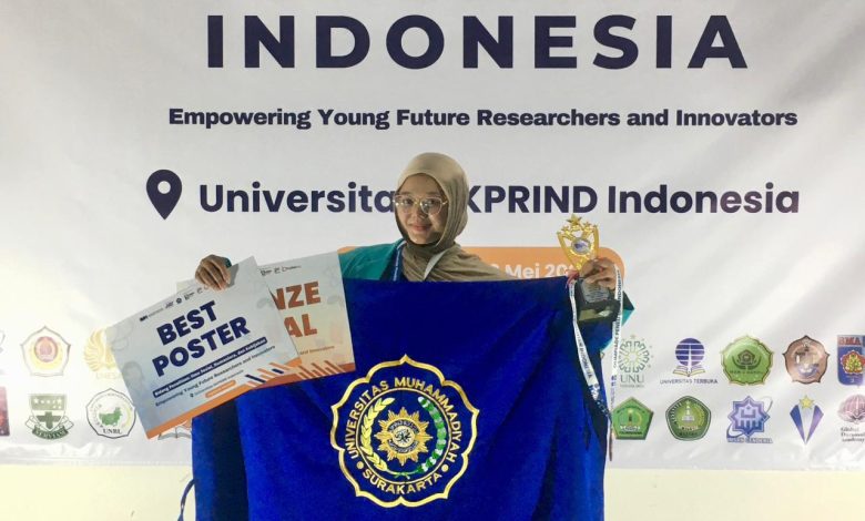 Mahasiswi UMS pemenang penghargaan Olimpiade Penelitian Indonesia 2026 membentangkan bendera Universitas Muhammadiyah Surakarta sambil memegang trofi dan piagam penghargaan.