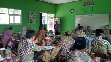 Suasana ruang kelas pertemuan FKK SD MI Muhammadiyah Temanggung membahas materi strategi branding sekolah modern