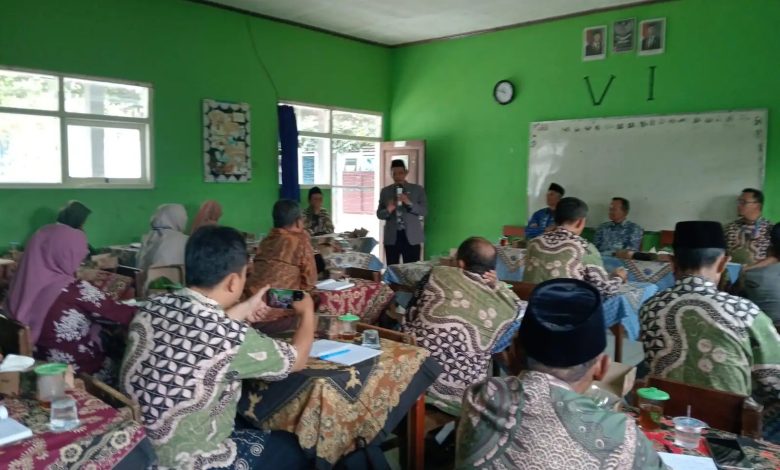 Suasana ruang kelas pertemuan FKK SD MI Muhammadiyah Temanggung membahas materi strategi branding sekolah modern