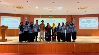 Foto bersama dosen, narasumber kepala sekolah, dan mahasiswa PGSD UMP dalam acara Praktisi Mengajar Pendidikan Inklusi di Sekolah Dasar
