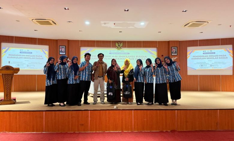 Foto bersama dosen, narasumber kepala sekolah, dan mahasiswa PGSD UMP dalam acara Praktisi Mengajar Pendidikan Inklusi di Sekolah Dasar