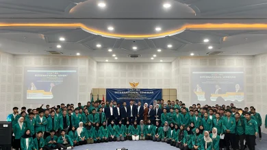 Ratusan mahasiswa PENJAS UMPP berfoto bersama jajaran pimpinan dan narasumber lintas negara usai seminar internasional teknologi pembelajaran pendidikan jasmani di Pekalongan.