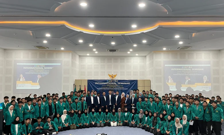 Ratusan mahasiswa PENJAS UMPP berfoto bersama jajaran pimpinan dan narasumber lintas negara usai seminar internasional teknologi pembelajaran pendidikan jasmani di Pekalongan.