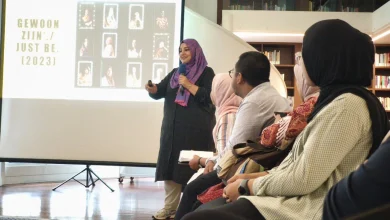 Fotografer Belanda Ebru Aydin saat menjelaskan materi workshop visual storytelling fotografi dalam pameran LABBAYK di Erasmus Huis Jakarta