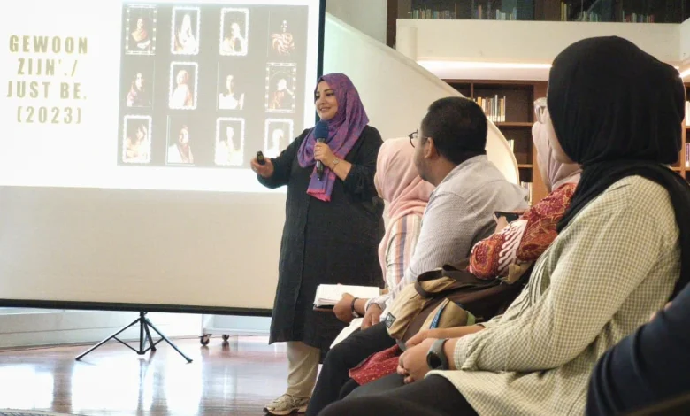Fotografer Belanda Ebru Aydin saat menjelaskan materi workshop visual storytelling fotografi dalam pameran LABBAYK di Erasmus Huis Jakarta