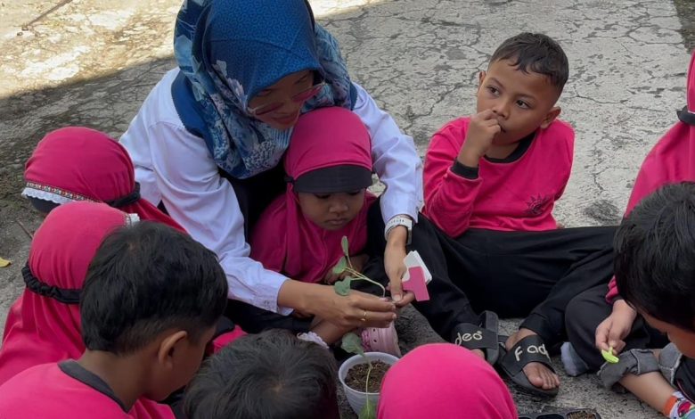 Siswa didampingi instruktur mempraktikkan metode agroschooling TK untuk memindahkan bibit sayuran ke dalam pot di Boyolali