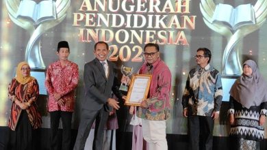 Foto penyerahan penghargaan Sekolah Inovatif kepada Kepala SMK Muhammadiyah 1 Semarang dalam ajang Anugerah Pendidikan Indonesia 2026.