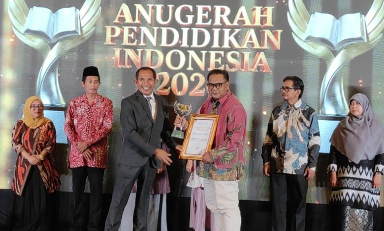 Foto penyerahan penghargaan Sekolah Inovatif kepada Kepala SMK Muhammadiyah 1 Semarang dalam ajang Anugerah Pendidikan Indonesia 2026.