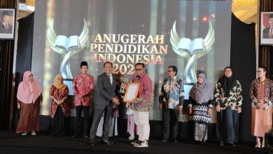 Penyerahan penghargaan Sekolah Inovatif Bisnis Digital kepada SMK Muhammadiyah 1 Semarang dalam ajang Anugerah Pendidikan Indonesia 2026