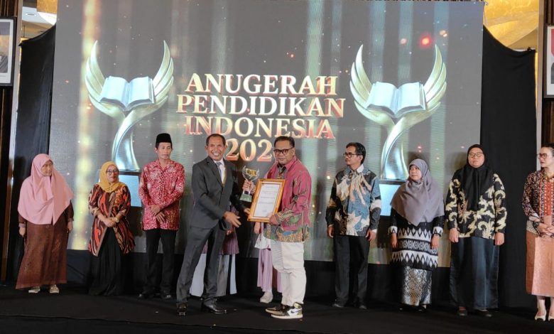 Penyerahan penghargaan Sekolah Inovatif Bisnis Digital kepada SMK Muhammadiyah 1 Semarang dalam ajang Anugerah Pendidikan Indonesia 2026