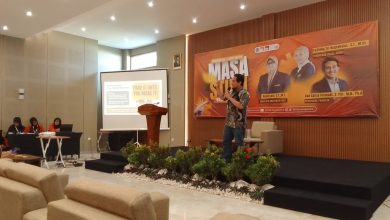 Pembicara memaparkan strategi percepatan masa studi mahasiswa arsitektur UMS dalam seminar pembekalan tugas akhir