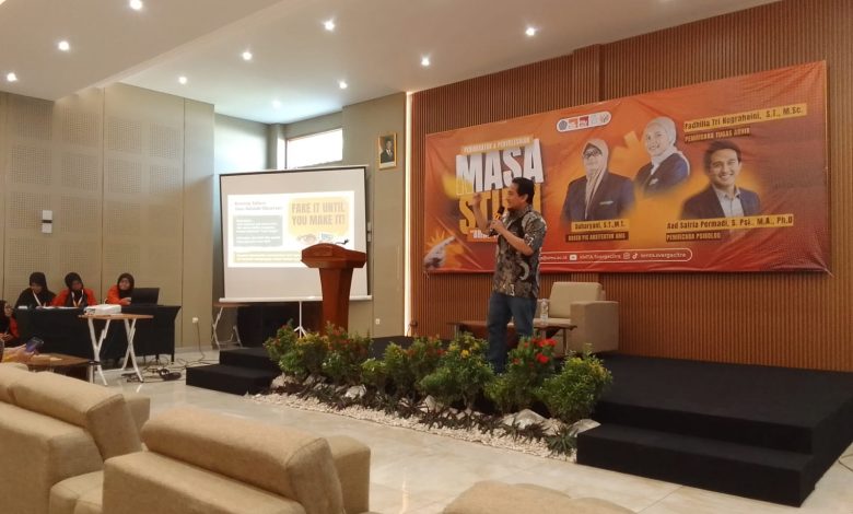 Pembicara memaparkan strategi percepatan masa studi mahasiswa arsitektur UMS dalam seminar pembekalan tugas akhir