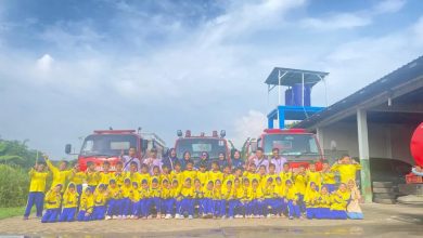 Siswa MI Muhammadiyah Danurejo berfoto bersama petugas Damkar Temanggung saat kegiatan outing class metode pembelajaran terpadu