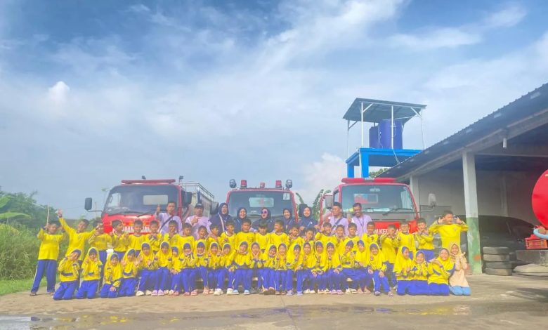 Siswa MI Muhammadiyah Danurejo berfoto bersama petugas Damkar Temanggung saat kegiatan outing class metode pembelajaran terpadu