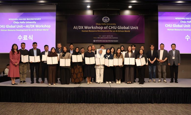 Sesi foto bersama dosen dan mahasiswa dalam International Seminar Universitas Muhammadiyah Pekajangan Pekalongan