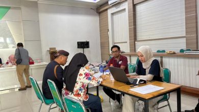Pemeriksaan medis peserta sebelum mengikuti aksi kemanusiaan donor darah Lazismu MDMC Temanggung
