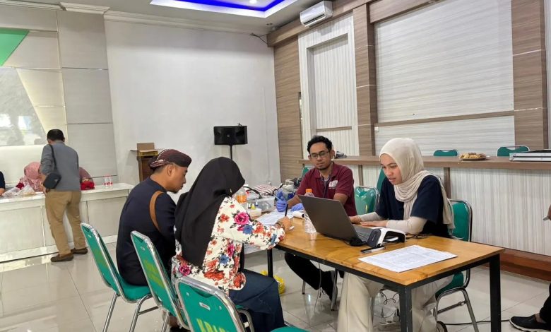 Pemeriksaan medis peserta sebelum mengikuti aksi kemanusiaan donor darah Lazismu MDMC Temanggung