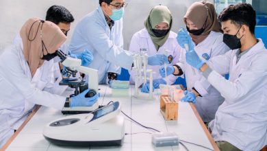 Praktikum mahasiswa kedokteran dan farmasi di laboratorium akreditasi internasional untuk mendukung Biaya Kuliah UMS 2026