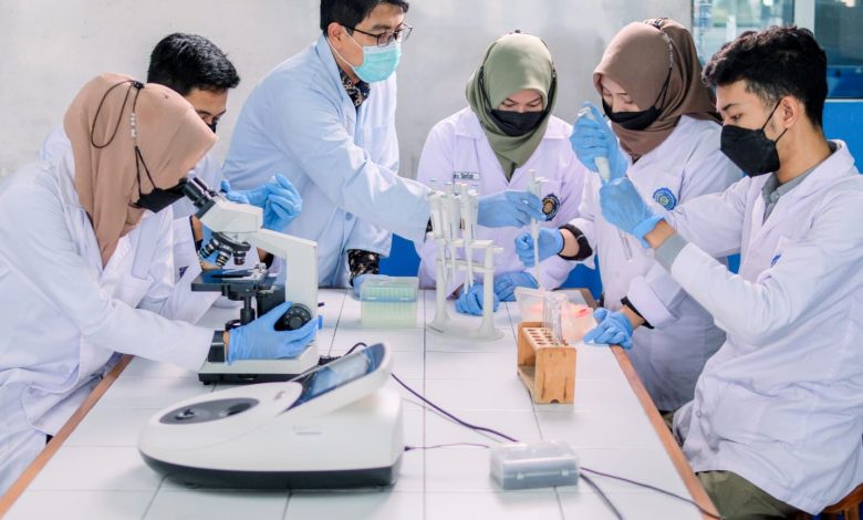 Praktikum mahasiswa kedokteran dan farmasi di laboratorium akreditasi internasional untuk mendukung Biaya Kuliah UMS 2026