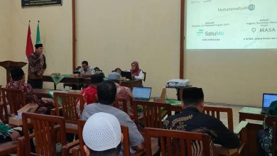 Peserta Bimbingan Teknis SatuMu PDM Jepara mengikuti materi presentasi 'Muhammadiyah ID' yang menampilkan ekosistem digital SatuMu dan MASA di layar proyektor.