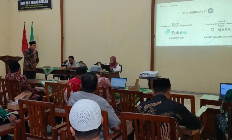 Peserta Bimbingan Teknis SatuMu PDM Jepara mengikuti materi presentasi 'Muhammadiyah ID' yang menampilkan ekosistem digital SatuMu dan MASA di layar proyektor.