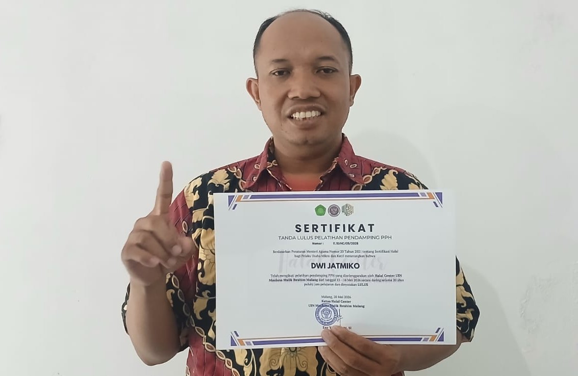 Guru SD Muhammadiyah 1 Solo Dwi Jatmiko memegang sertifikat lulus pelatihan Pendamping PPH untuk sertifikasi halal gratis UMKM.