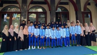 Siswa MIM Besani Wonosobo yang lulus munaqosyah berfoto bersama di halaman Masjid Al-Mujahidin Serayu Leksono.
