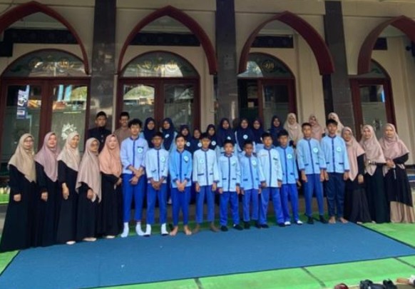 Siswa MIM Besani Wonosobo yang lulus munaqosyah berfoto bersama di halaman Masjid Al-Mujahidin Serayu Leksono.