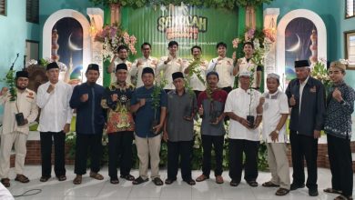 Jajaran Pemuda Muhammadiyah Kota Magelang menyerahkan bantuan bibit jeruk nipis secara simbolis kepada warga untuk program tanaman ramah perkotaan.
