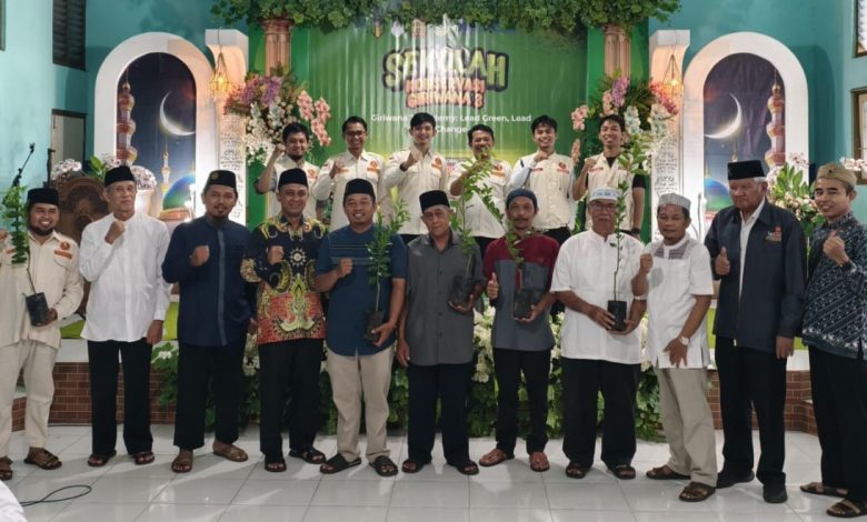 Jajaran Pemuda Muhammadiyah Kota Magelang menyerahkan bantuan bibit jeruk nipis secara simbolis kepada warga untuk program tanaman ramah perkotaan.