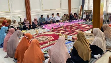 Sekda Rembang Dr. Fahrudin berbincang dalam pengajian di kediamannya di Sedan, Rembang, di kelilingi jamaah yang duduk di atas karpet.