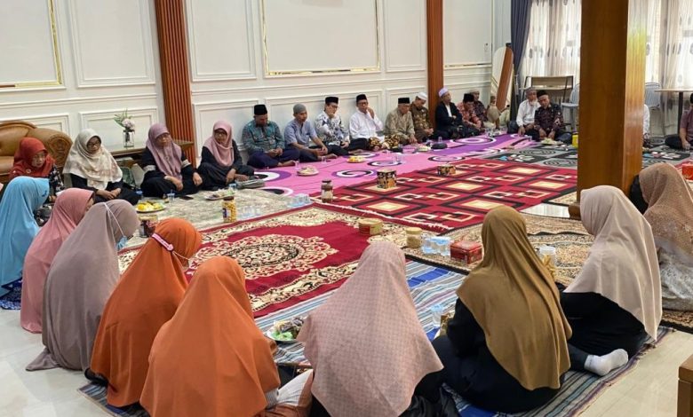 Sekda Rembang Dr. Fahrudin berbincang dalam pengajian di kediamannya di Sedan, Rembang, di kelilingi jamaah yang duduk di atas karpet.