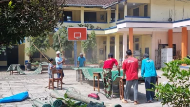 Sejumlah warga dan pemuda bergotong royong membersihkan dan menjemur karpet masjid di halaman terbuka menjelang Iduladha 1447 H.