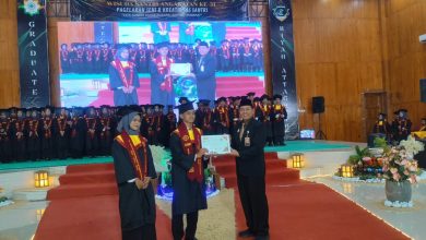 Prosesi wisuda santri AMBS Pemalang angkatan ke-31 di atas panggung RGP Convention Centre saat menerima penghargaan kelulusan.