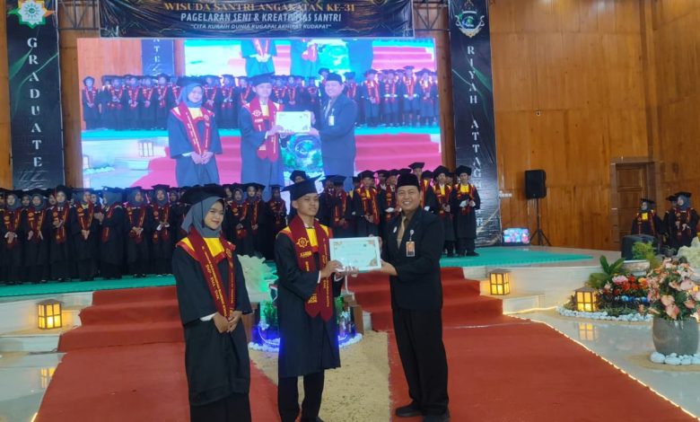 Prosesi wisuda santri AMBS Pemalang angkatan ke-31 di atas panggung RGP Convention Centre saat menerima penghargaan kelulusan.