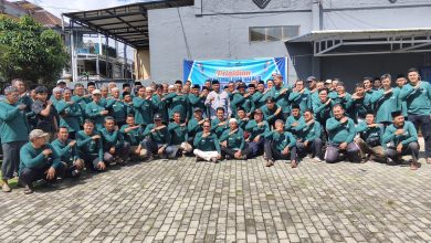 Peserta pelatihan penyembelihan halal dan juru sembelih qurban foto bersama memakai kaos hijau menjelang Idul Adha