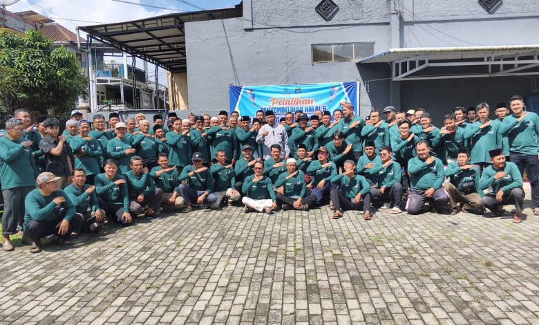 Peserta pelatihan penyembelihan halal dan juru sembelih qurban foto bersama memakai kaos hijau menjelang Idul Adha