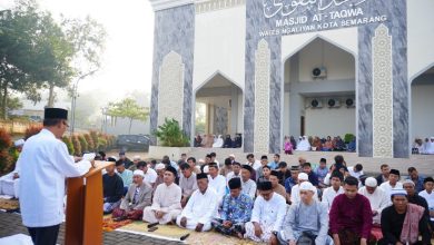 Jemaah mendengarkan khotbah di salah satu lokasi salat Iduladha Semarang 2026 halaman Masjid At-Taqwa Wates Ngaliyan