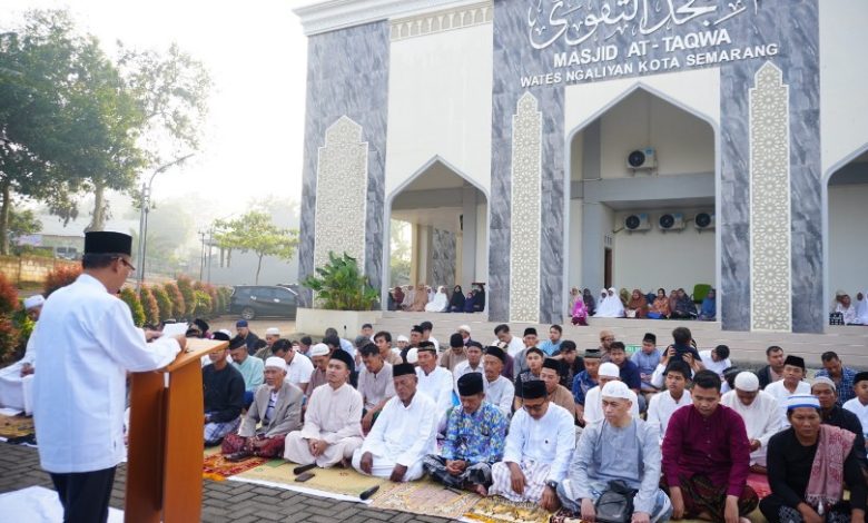 Jemaah mendengarkan khotbah di salah satu lokasi salat Iduladha Semarang 2026 halaman Masjid At-Taqwa Wates Ngaliyan