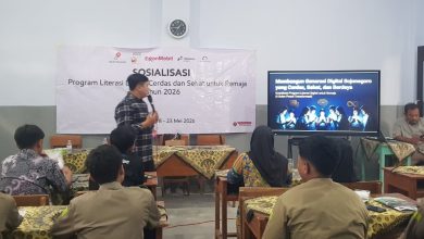 Sosialisasi program literasi digital remaja di SMK Muhammadiyah 4 Padangan Bojonegoro bersama EMCL untuk mencegah judi online dan cyberbullying.