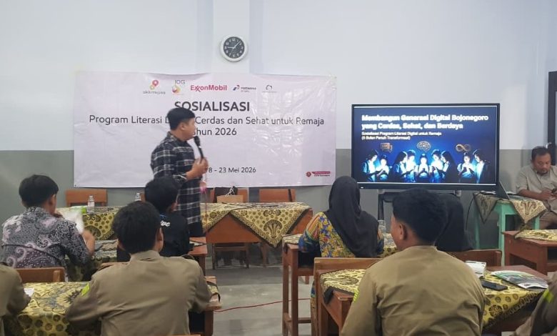 Sosialisasi program literasi digital remaja di SMK Muhammadiyah 4 Padangan Bojonegoro bersama EMCL untuk mencegah judi online dan cyberbullying.